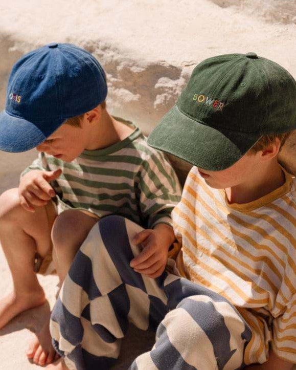 Multi-colour text cap with personalized embroidery on children, baseball fit, 100% washed cotton.