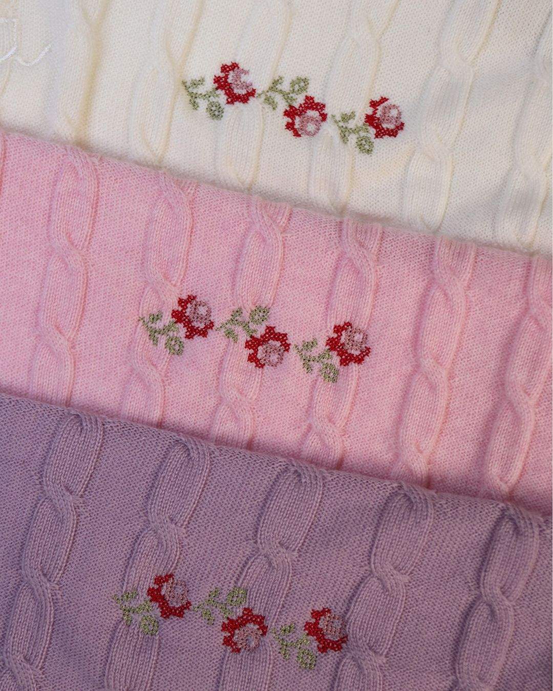 Merino baby blanket with rosette design and embroidery in soft wool.