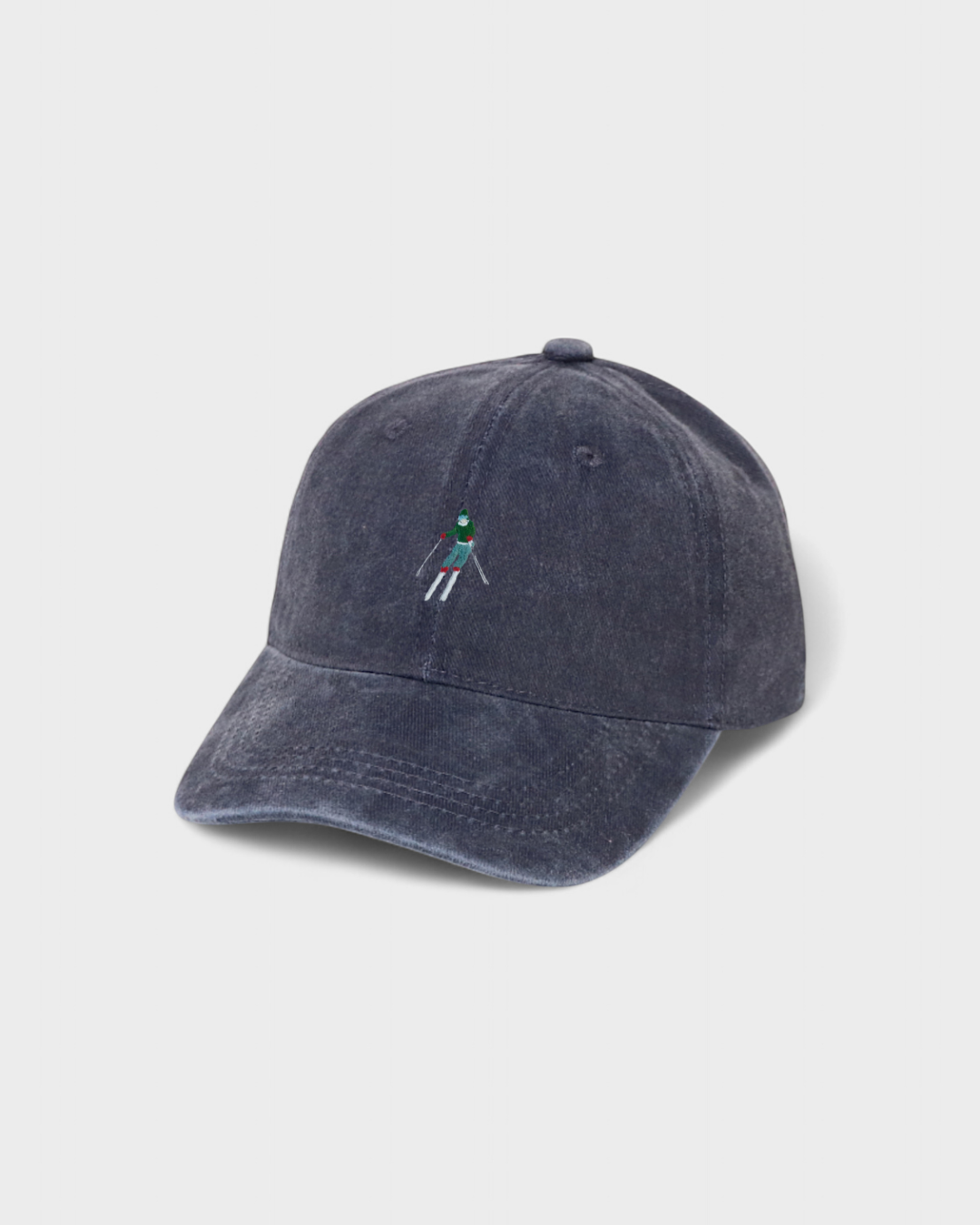 Personalised skier embroidered hat in classic baseball style, made of washed cotton.